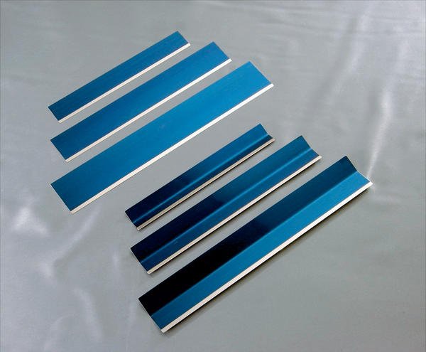 Sharp edge squeegee for fine-sphere solder paste printing
