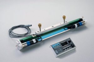 Electronic self-cleaning metal squeegee system